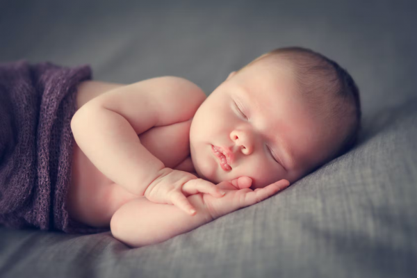 Méthodes et astuces pour endormir un bébé qui pleure