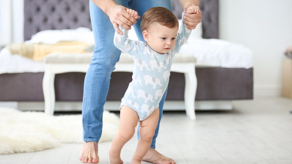 Conseils pour aider bébé à marcher