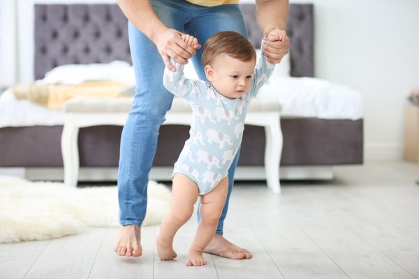 Conseils pour aider bébé à marcher