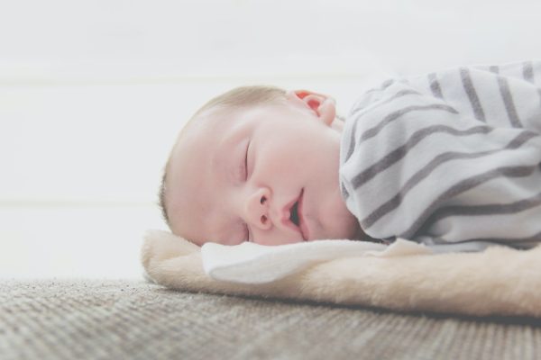 De l’éveil à la sieste : 6 conseils pour établir une routine de sommeil saine pour votre bébé