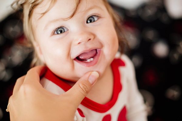 La poussée dentaire chez les bébés : étapes, âge et conseils